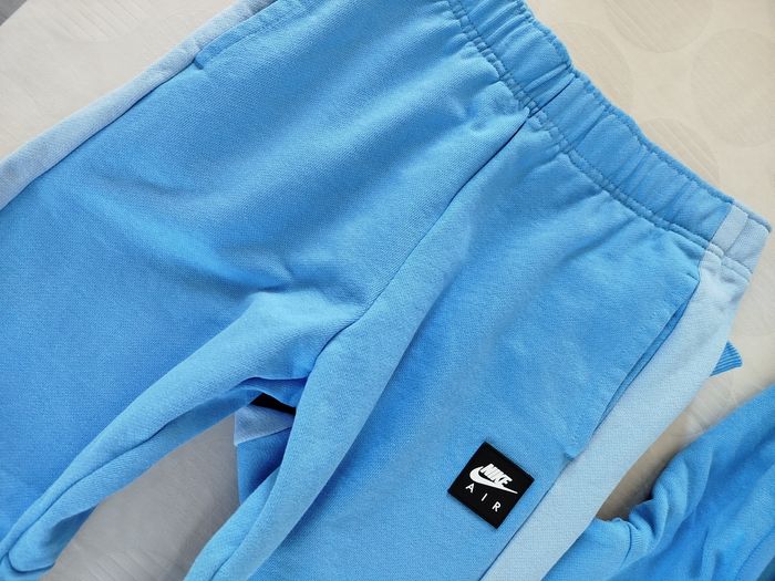 Jogging Nike taille 12 ans - photo numéro 3