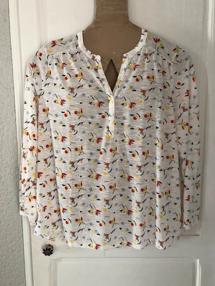 AN37- Blouse légère impression sur fond blanc T 50/52 portée 1 fois