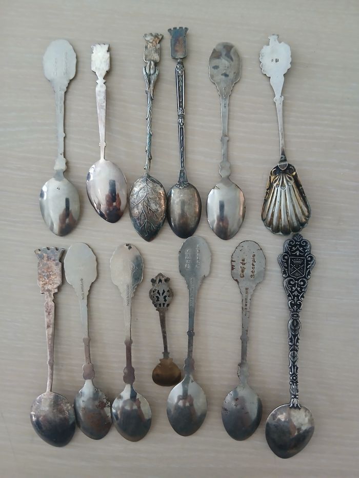 Lots de 13 petites cuilleres pour collectionneur en metal argente - photo numéro 7