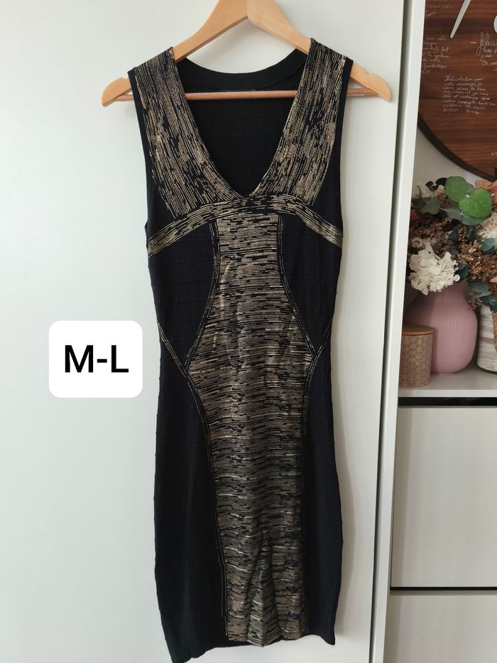 Robe noire et dorée