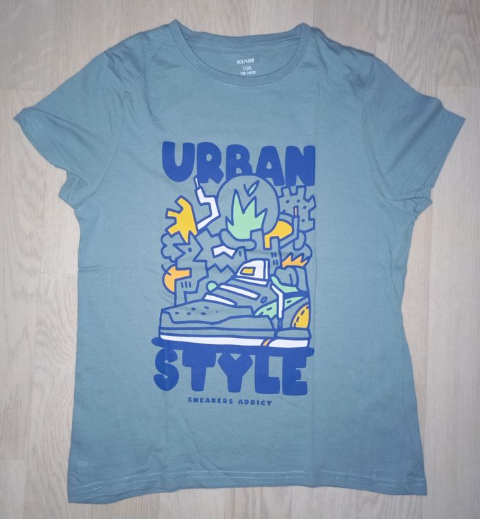 Tee-shirt vert émeraude clair motif basket Kiabi
T. 10 ans