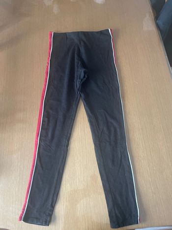 pantalon avec bande rouge
