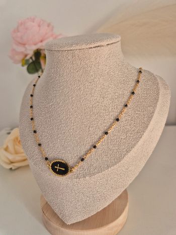 Collier style gigi dorée en acier inoxydable
🌸 perles résines noires avec médaille croix