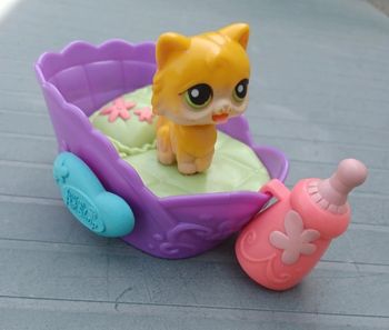 Chaton petshop avec son biberon 