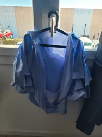 Très joli haut cache coeur à petits carreaux bleu ciel