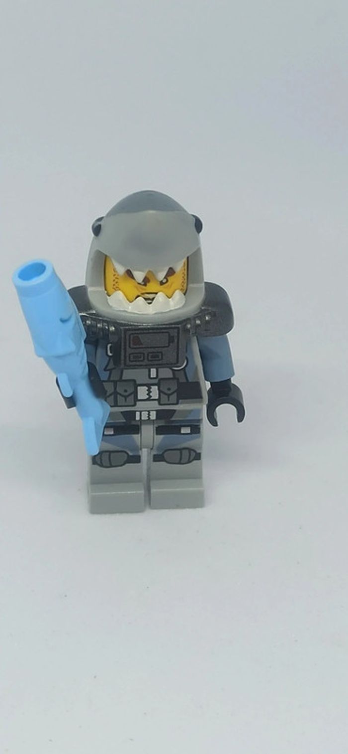 Figurine homme tête de requin avec poisson lego - photo numéro 2