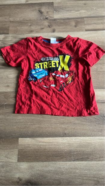 Je vend un tee shirt taille 6 ans cars tres bon état 