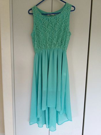 Robe d été plus longue sur le derrière verte claire