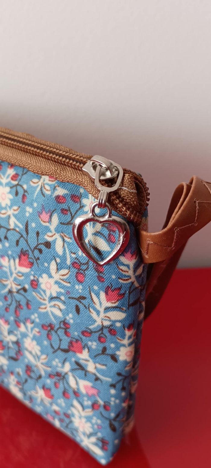 Pochette porte-monnaie imprimé floral  avec cordon de poignet - photo numéro 2
