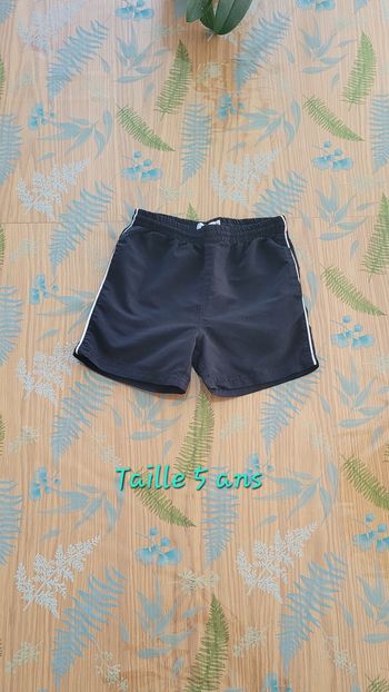Short taille 5 ans   Très bon état