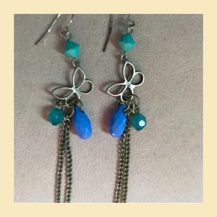 Boucles d’oreilles pendantes – motif papillon & pampilles colorées - photo numéro 4