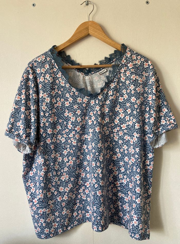 Tee-shirt fleuri encolure avec dentelle taille 54/56 - photo numéro 1