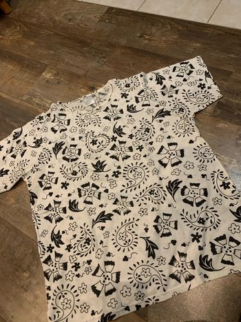 Tee shirt fleuri noir et blanc