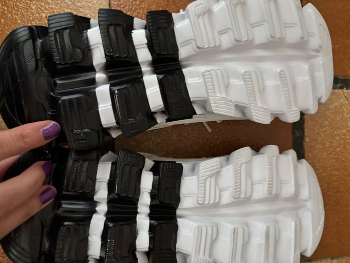 Baskets homme noires et blanches pointure 42 - photo numéro 4