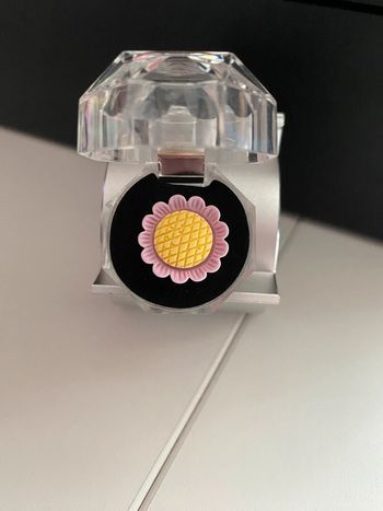 Très jolie bague fleur pour enfant avec son écrin