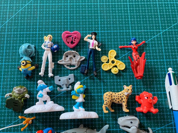 Lot Figurines Kinder - Barbie Schtroumpf Minions Frozen Miraculous - photo numéro 2