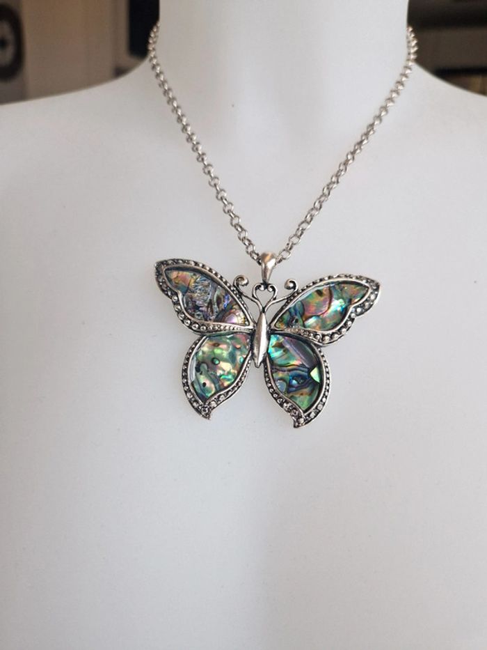 Collier fantaisie argenté pendentif papillon nacré - photo numéro 3
