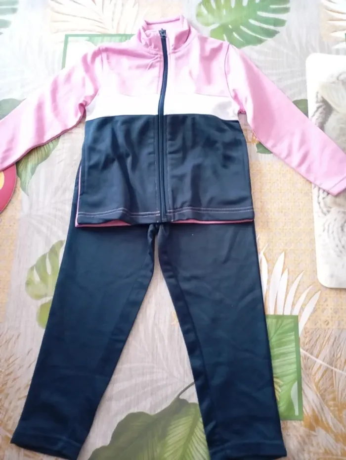 Lot de 2 survêtements neuf taille 4 ans (10 euros les 2)(314)