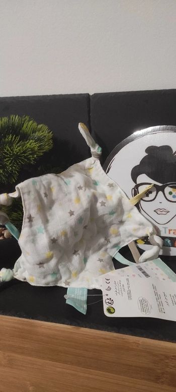 Doudou plat étoiles triangles blanc vert gris orchestra premaman étiquette noeud neuf