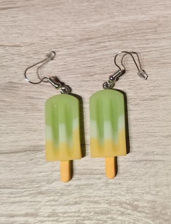 Glace verte et jaune en résine en boucles d'oreilles