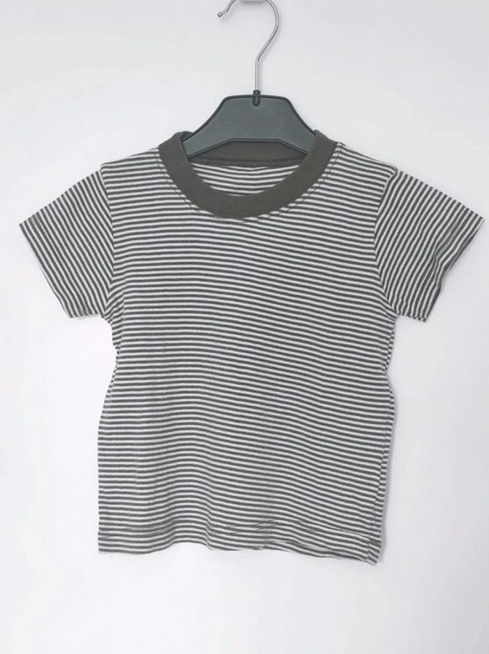 Tee-shirt blanc kaki rayé / Kiabi - 3 mois