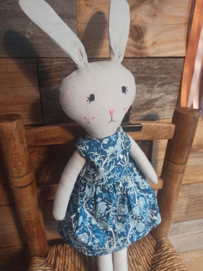 Peluche lapin et sa robe bleue tbe - photo numéro 4