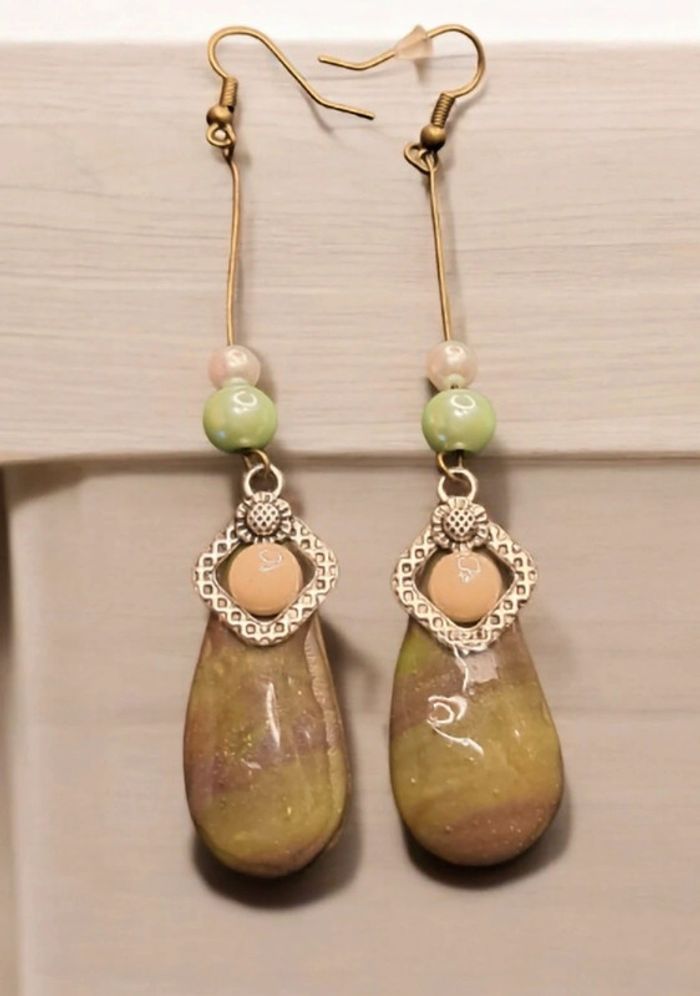 Boucles d'oreilles pendante avec pâte polymere vert marron - photo numéro 3