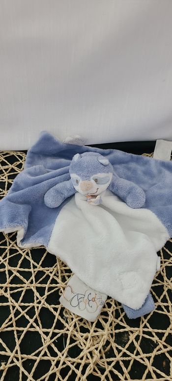 Doudou plat raton laveur William NOUKIE'S tidou William et Henry bleu blanc cravate