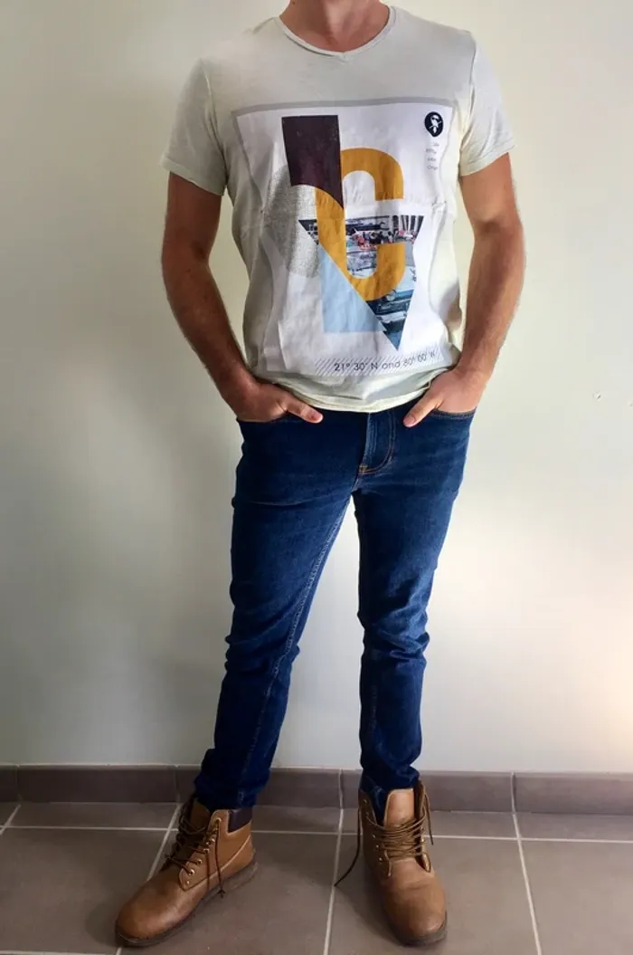 Tee shirt jaune pâle avec motifs