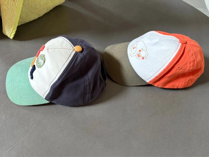 2 casquettes enfants 2-3 ans environ - photo numéro 2