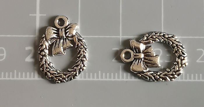 5 x pendentifs "couronne de gui"en métal argenté vieilli - photo numéro 4