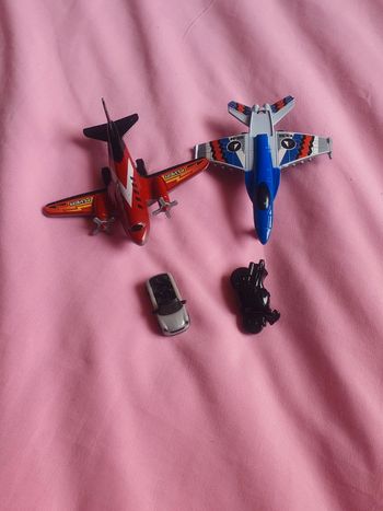 Lot x 4 (avions + mini moto et mini voiture