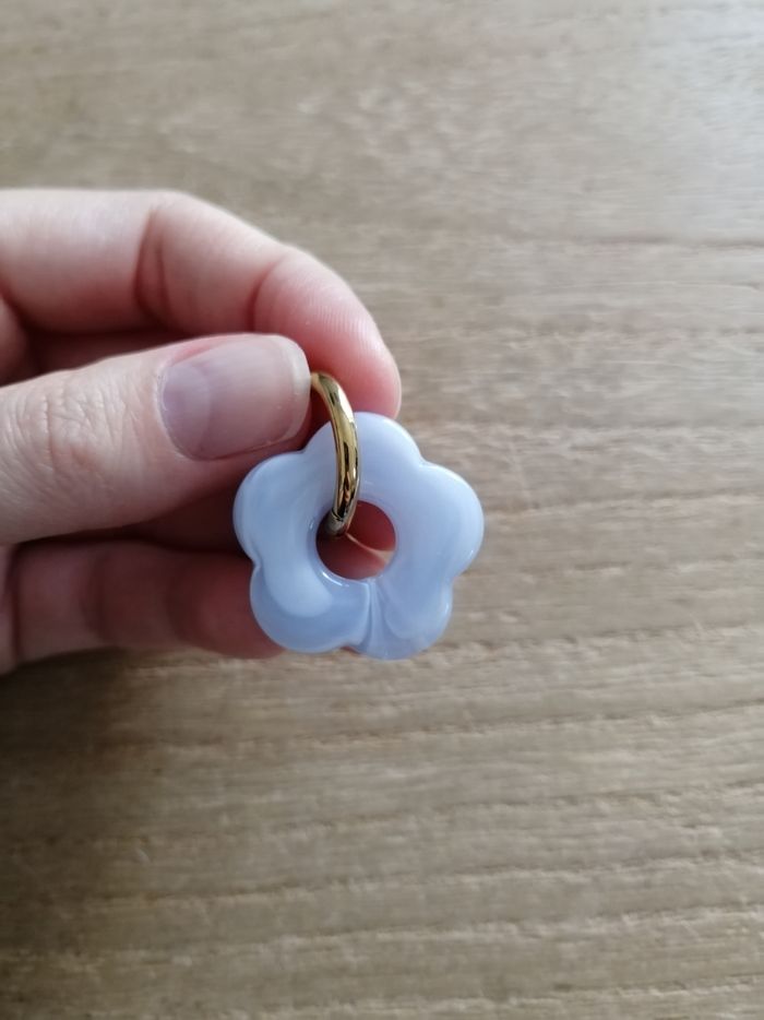 Boucles d'oreilles anneaux dorés en acier inoxydable avec grosse fleur bleue claire neuves - photo numéro 4