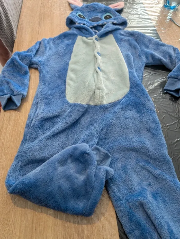 Superbe combinaison stitch avec boutons et tirette a l'arrière taille 100cm