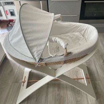 Couffin poudre d’étoile Noukies + support en bois