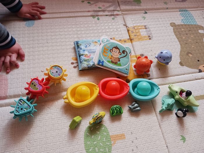 Lot de jouets pour le bain