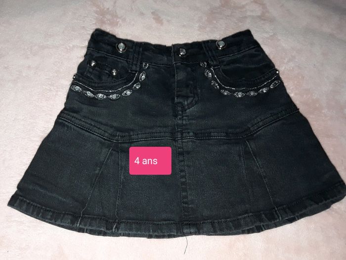 🎀 Jupe en jean noir avec strass en 4 ans 🎀