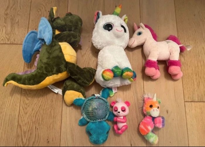 Lot de cinq peluches et d’un animal interactif