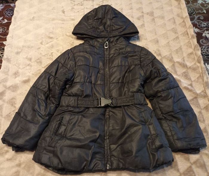 Veste chaude noire avec ceinture elastiquée et capuche