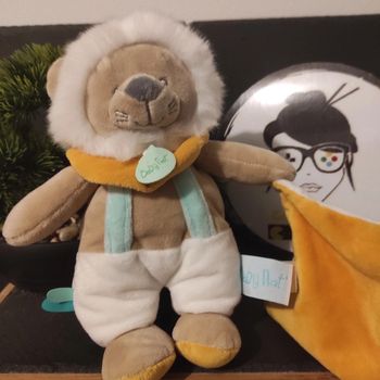 Doudou Peluche mouchoir Baby Nat Maxou Lion BN0521 Salopette #geektradedoudou