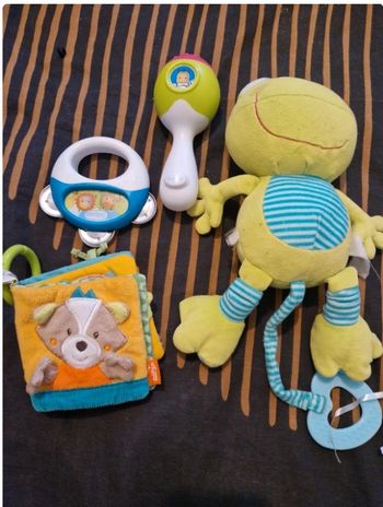 Lot jouets bébé