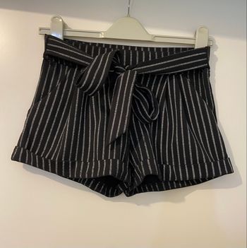 Short noir à rayures avec ceinture