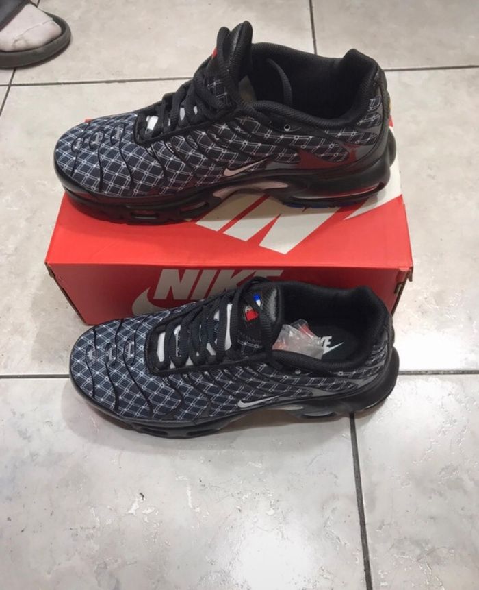 Tn France 🇫🇷 taille 43  jamais porté