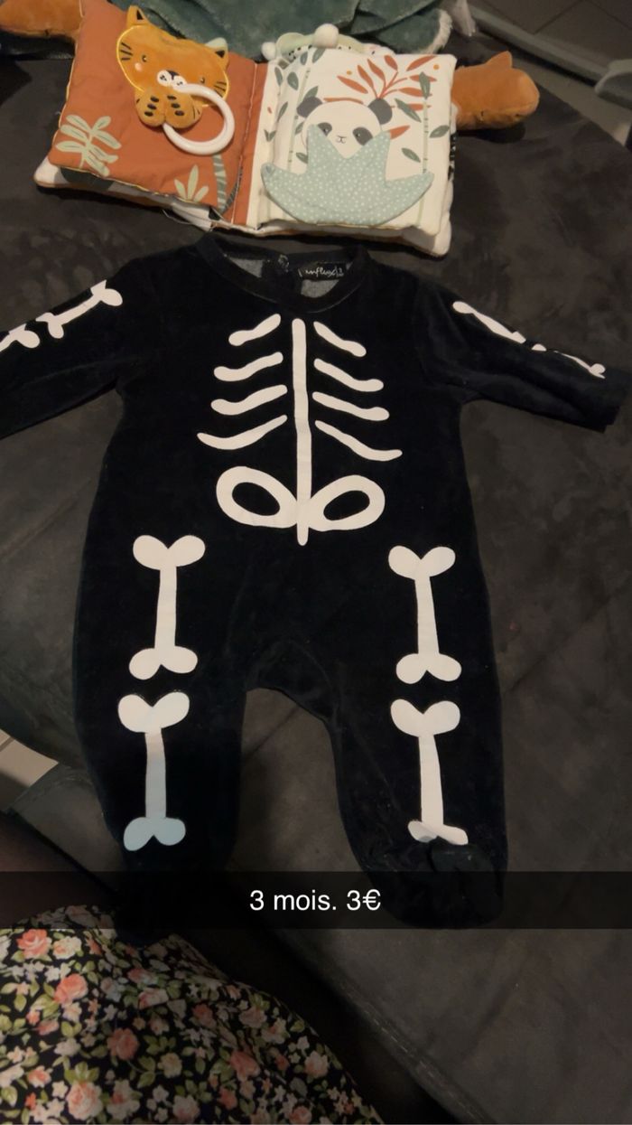 Lot de deux pyjamas et d’un pull. - photo numéro 2