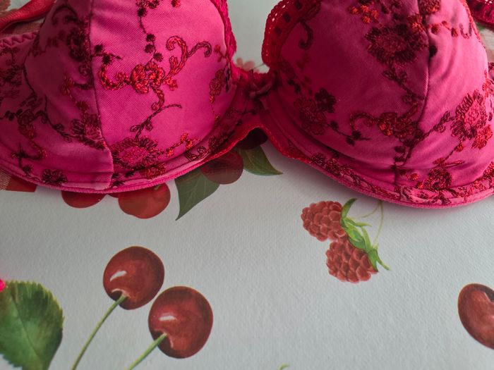 SOUTIEN-GORGE ROSE FUSHIA MOTIFS DESSUS TAILLE 75C MARQUE WELL - photo numéro 2