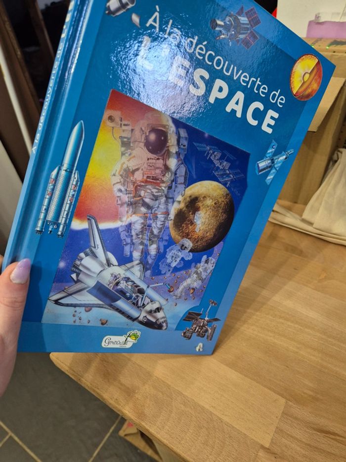Livre à la découverte de l'espace - photo numéro 2