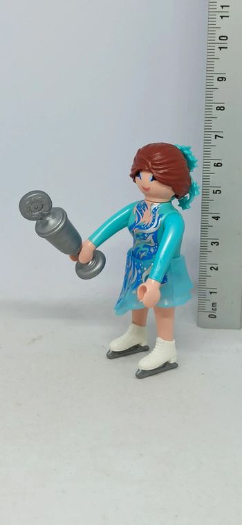 Femme patineuse artistique avec patins à glace et coupe playmobil