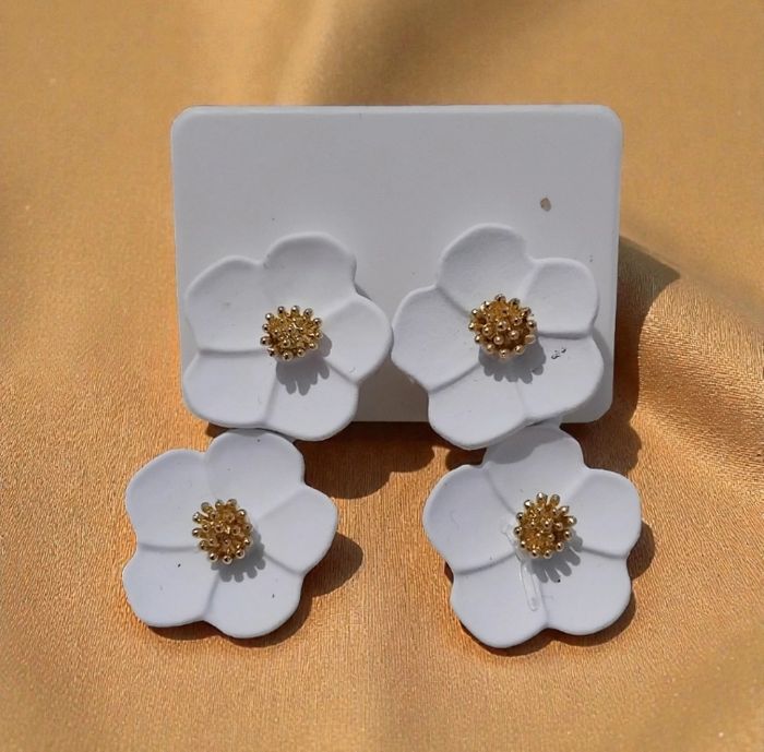Boucle d'oreille double petite fleur blanche