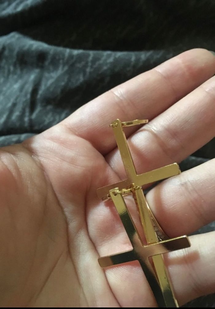 Boucles d’oreilles NEUVES pour femme forme de croix couleur doré - photo numéro 7