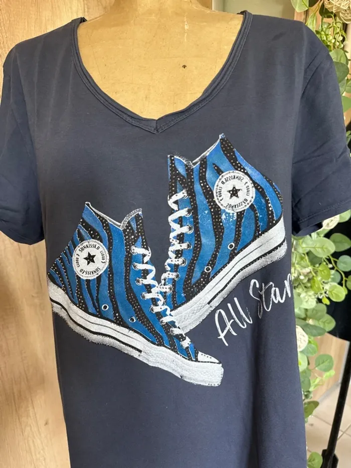 TEE shirt manches avec impression baskets femme - photo numéro 2